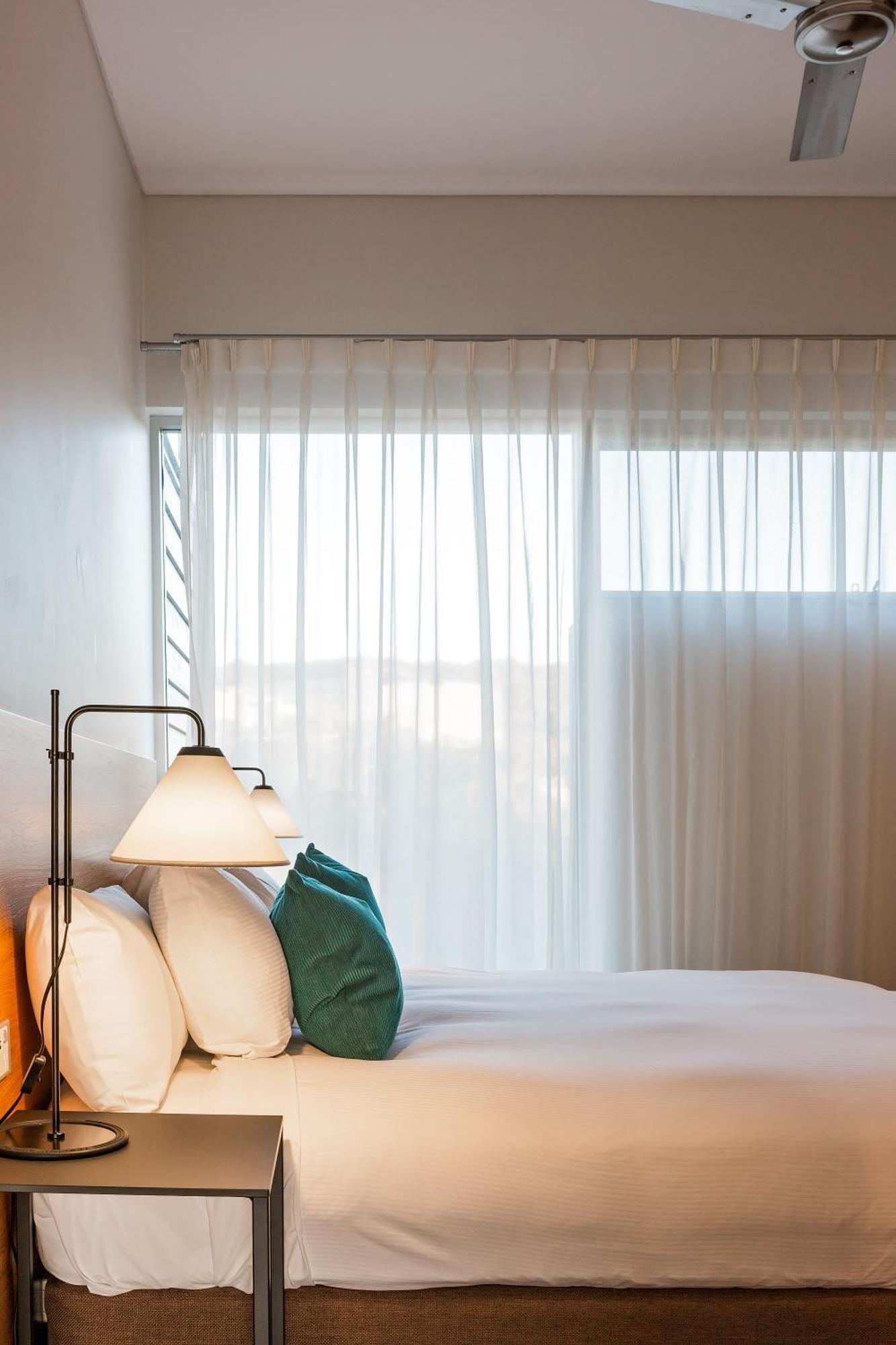 史密斯海滩度假酒店 亚林加普 外观 照片 A bedroom with a sheer curtain