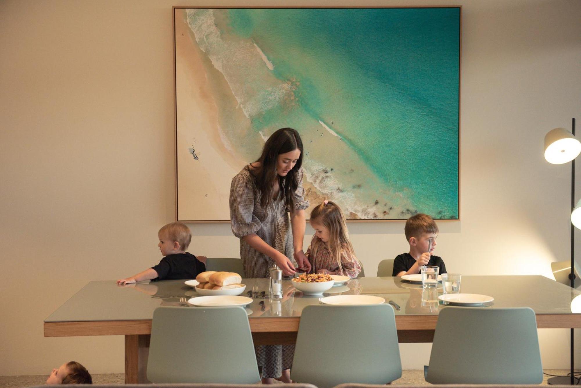 史密斯海滩度假酒店 亚林加普 外观 照片 A family at the dining table