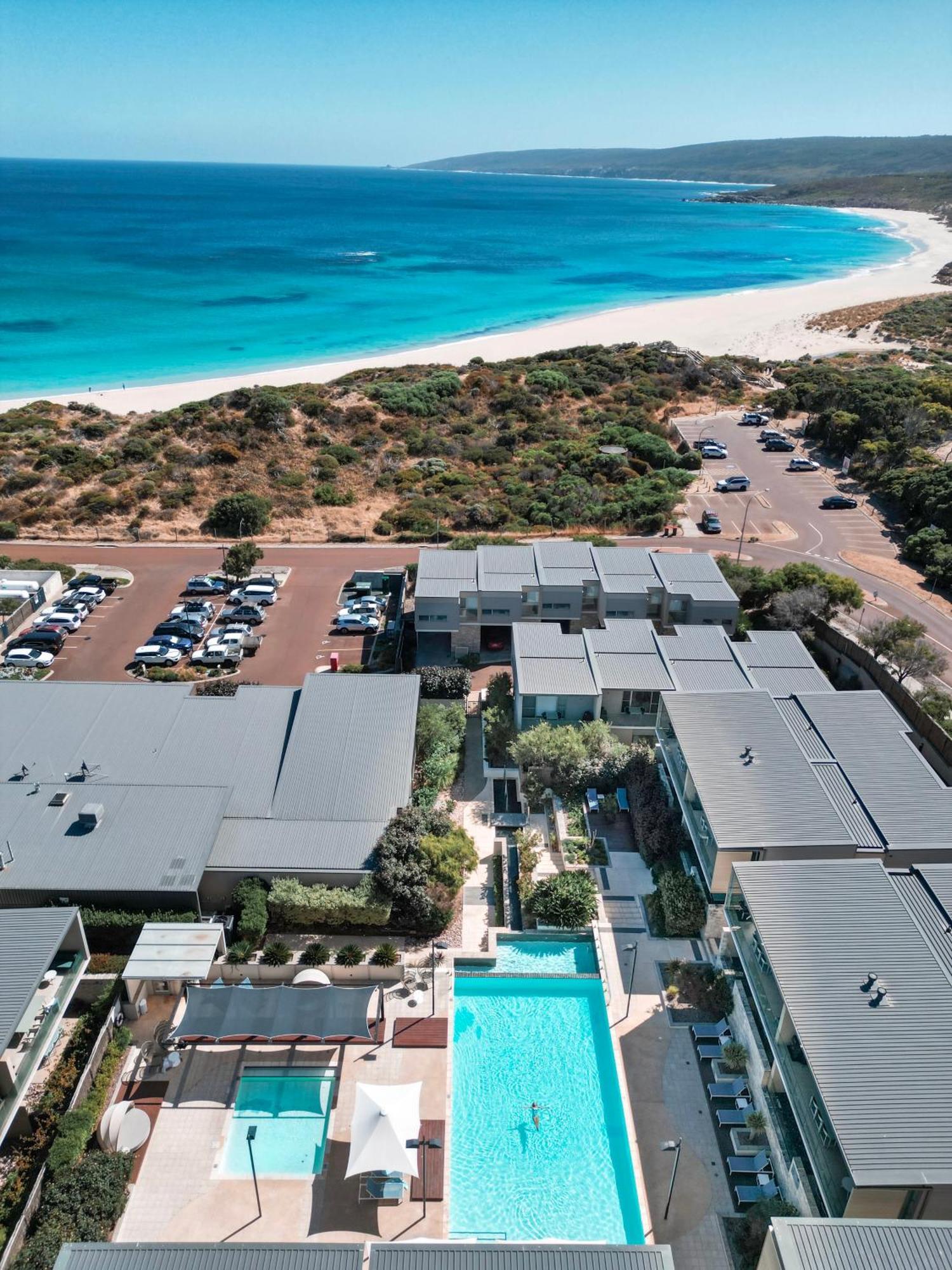 史密斯海滩度假酒店 亚林加普 外观 照片 Aerial view of the resort