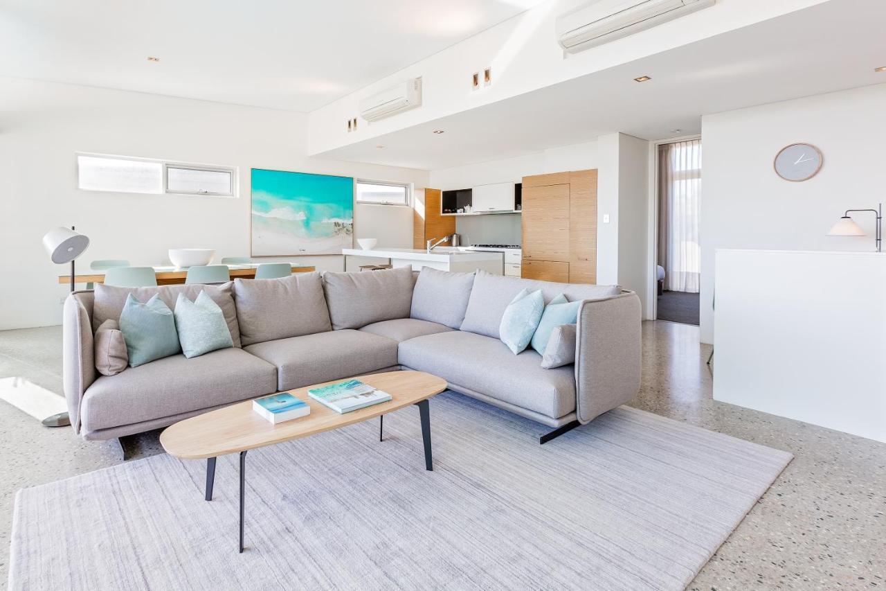 史密斯海滩度假酒店 亚林加普 外观 照片 A living room in a typical apartment at the complex