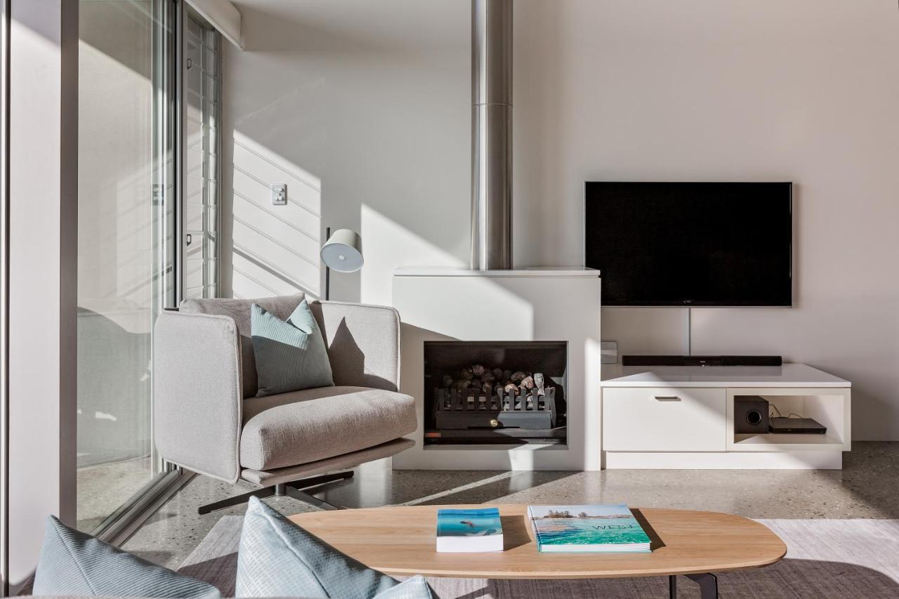 史密斯海滩度假酒店 亚林加普 外观 照片 A living room with a fireplace